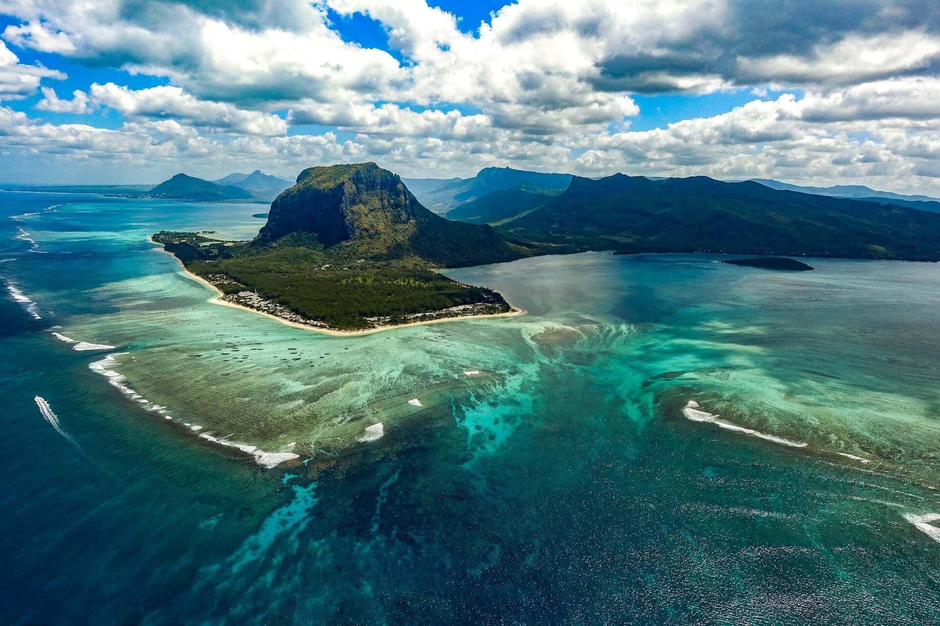 xavier-coiffic - photographie aérienne de la cascade sous-marine du morne à l'île maurice