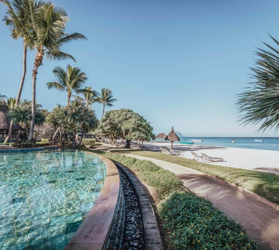 hotel la pirogue ile maurice. Plage de sable fin et piscine pieds dans l'eau sur la côte ouest mauricienne. Flic en fflac